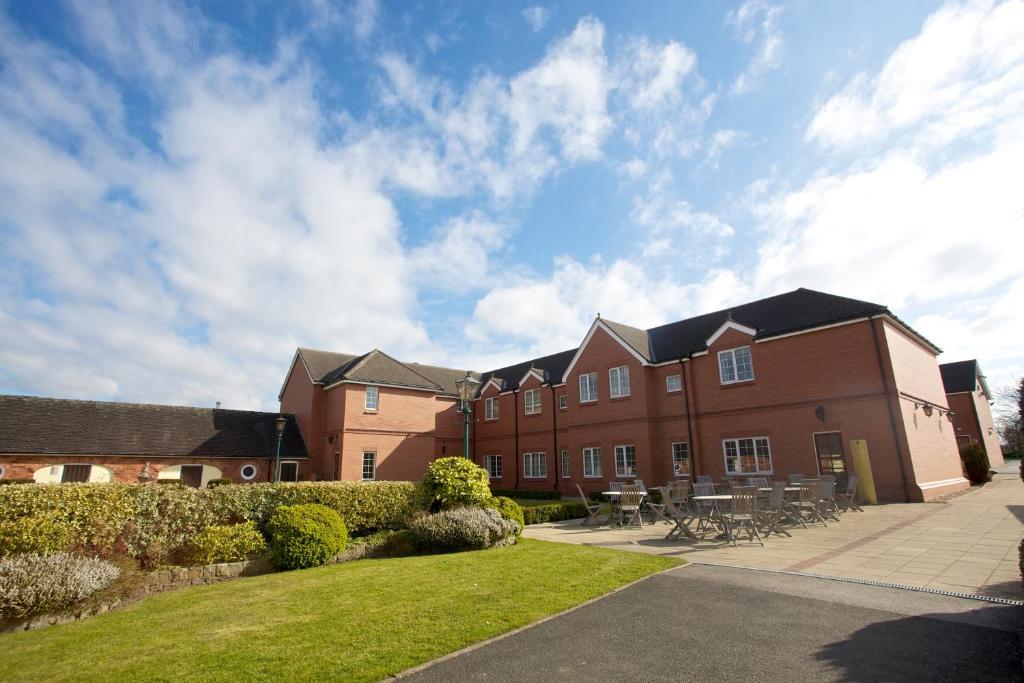 Hunters Lodge Hotel Crewe Exteriör bild
