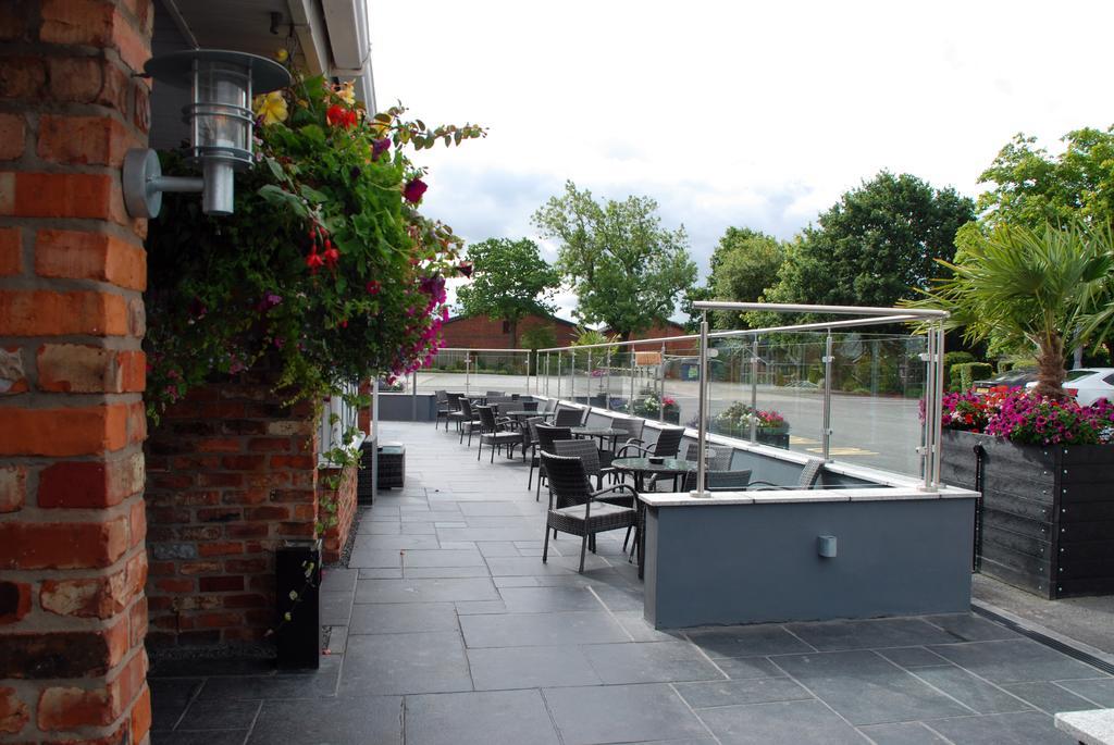 Hunters Lodge Hotel Crewe Exteriör bild