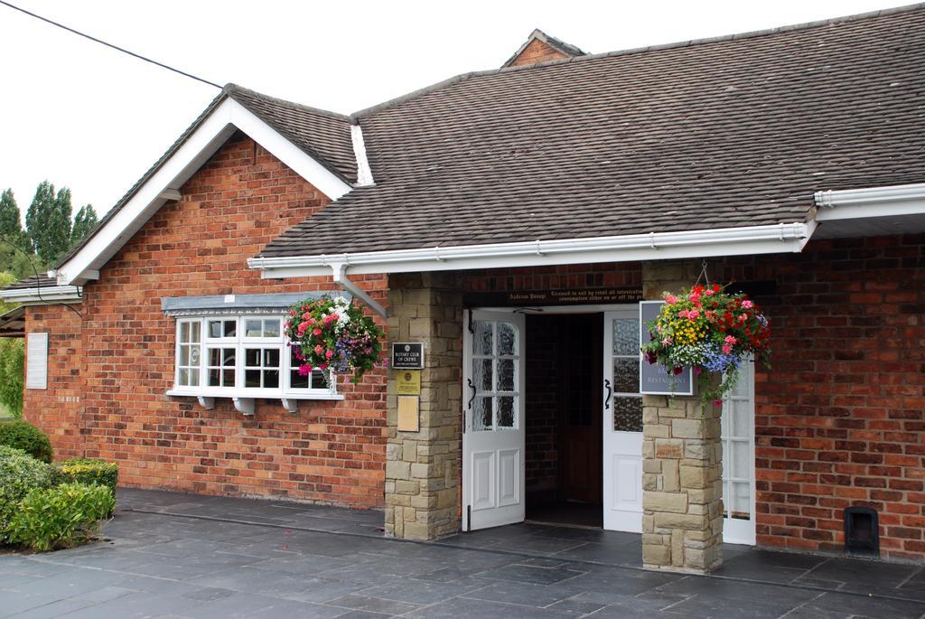 Hunters Lodge Hotel Crewe Exteriör bild