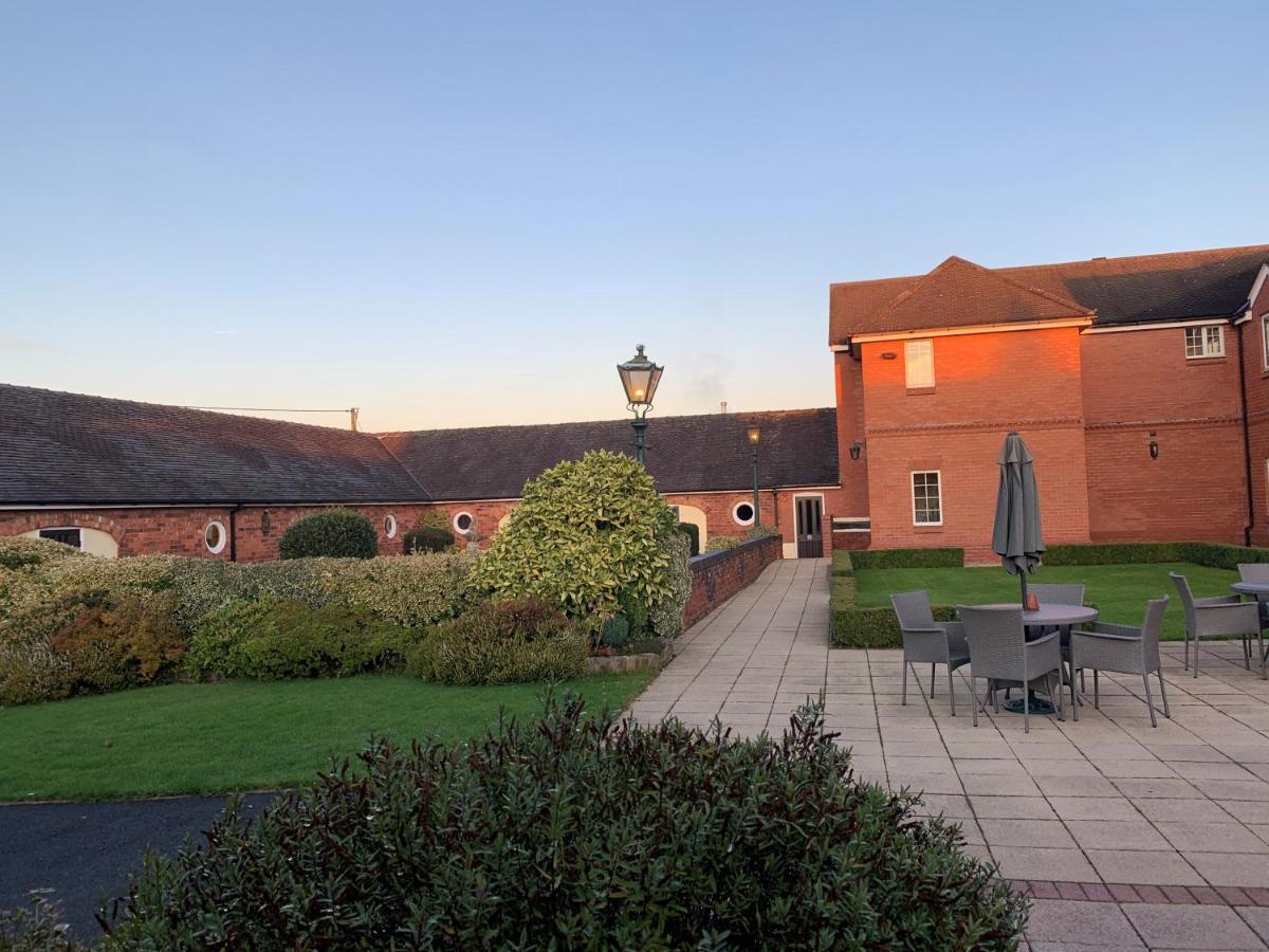 Hunters Lodge Hotel Crewe Exteriör bild